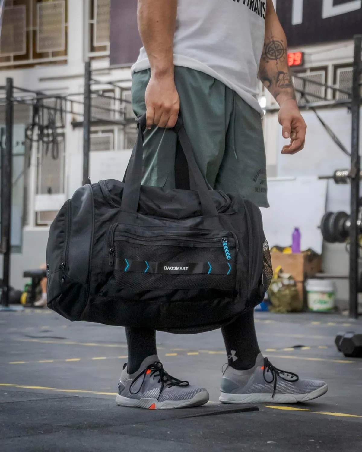 BAGSMART Gym Bag for Men & Women, Sports Travel Duffel Bag Carry-on Bag, Lightweight Weekend Overnight Bag with Shoe Compartment & Wet Pocket, Water-resistant Workout Duffle Bag for Travel Gym -Black