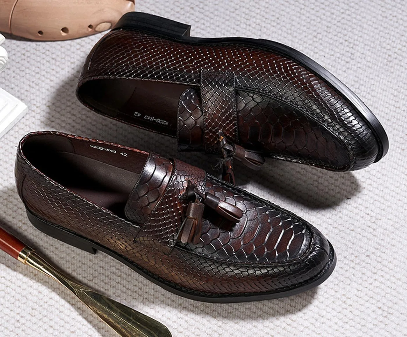 Mens Tassel Loafers Formal Dress Slip On Shoes Genunie Leather Cap Toe Mocasines Business Casual Prom Wedding Crocodile Embossing Penny Loafer Fashion Tuxedo Suit Shoes for Men